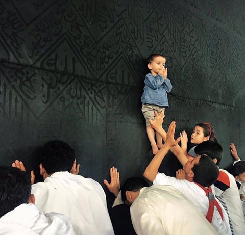 صورة الطفل المسنود الى جدار الكعبة تشعل مواقع التواصل الاجتماعي
