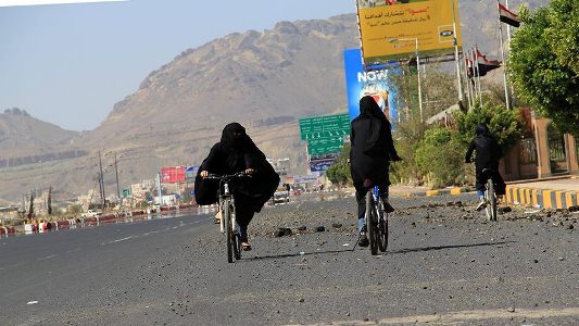 نساء يمنيات على رجات هوائية
