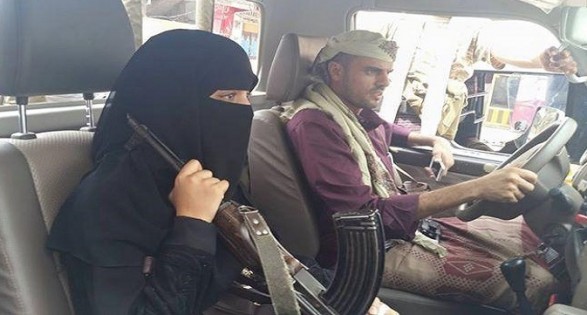 المرأة اليمنية تحمل السلاح