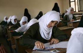طلاب في قاعة امتحانات
