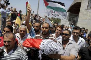 فلسطينيون يشيعيون جثمان رضيع فلسطيني قتلا حرقا في هجوم في الضفة الغربية يوم 31 يوليو تموز 2015. تصوير: عمار عوض - رويترز