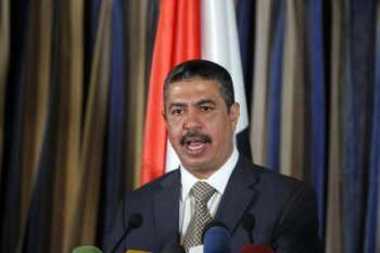 رئيس الوزراء اليمني خالد بحاح يتحدث في مؤتمر صحفي في صنعاء يوم 9 نوفمبر تشرين الثاني 2014. تصوير: محمد السياغي - رويترز