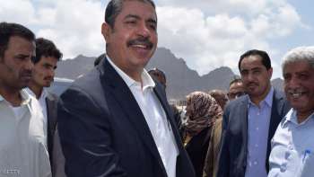 Yemeni Prime Minister Khaled Bahah (C) welcomes workers from the Saudi King Salman Humanitarian Aid and Relief Centre who were on a boat carrying aid from Saudi Arabia following its arrival in Yemen's southern embattled port city of Aden on September 28, 2015. The United Nations says nearly 4,900 people have been killed and some 25,000 wounded since late March, while 21 million out of Yemen's population of 25 million have been affected by the conflict between pro-government forces and Shiite Huthi rebels. AFP PHOTO / SALEH AL-OBEIDI (Photo credit should read SALEH AL-OBEIDI/AFP/Getty Images)