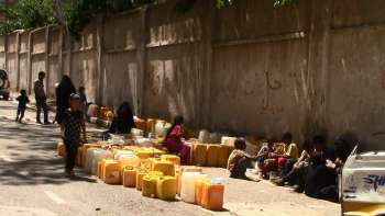 اطفال يبحثون عن الماء بتعز