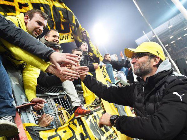 يورجن كلوب يصافح جماهير دورتموند