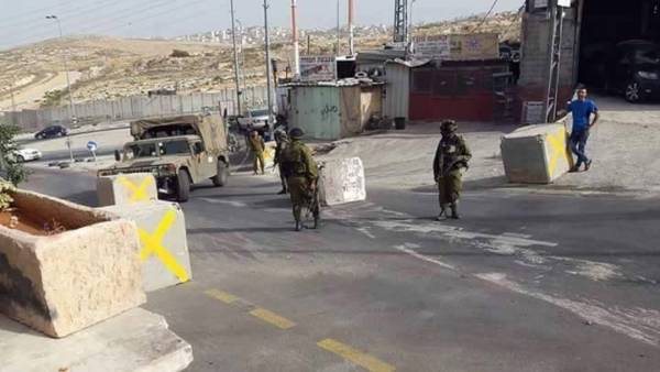 فلسطين | شرطة الإحتلال تغلق مدخل بلدة بيت أمر بالضفة الغربية